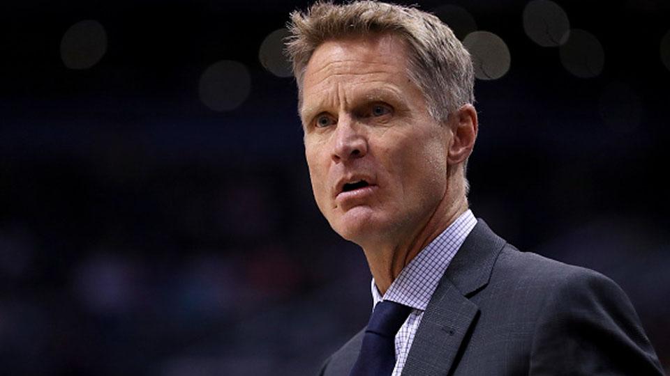 Steve Kerr sempat dibuat ketakutan oleh wasit game keempat final NBA 2016/17. - INDOSPORT